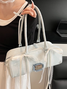 Hellblaue Denim-Boston-Tasche mit weißen Spitzen-Schleifen und schmalen Henkeln