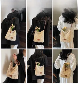 Détail du sac à bandoulière au crochet beige avec lanière en cuir et cordon