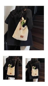 Détail du sac bandoulière en maille crochet beige avec étiquette en cuir et perles