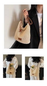 Détail du sac à bandoulière au crochet beige avec lanière en cuir brun et perles bois