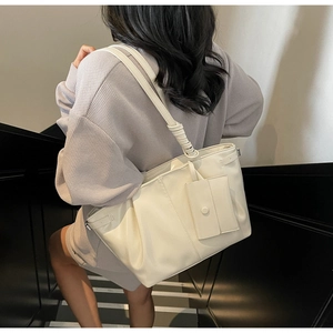 Détail du grand cabas en cuir blanc cassé avec petite pochette pour un usage quotidien