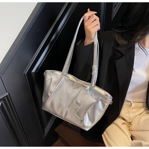 Détail du sac cabas en cuir ciré argenté avec coutures verticales et petit pochon