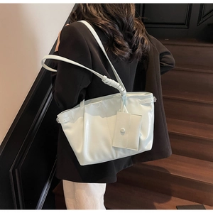 Détail du cabas vert menthe avec bandoulière nouée et petit porte-monnaie assorti