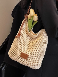 Sac cabas ajouré beige crocheté à la main avec bandoulière en cuir marron et décor floral