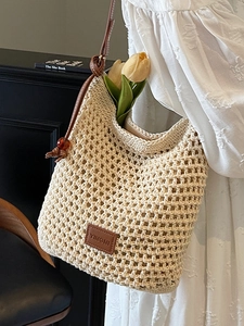 Sac à bandoulière chic en maille crème avec sangle en cuir brun et perle ambre déco