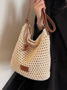 Sac à bandoulière au crochet beige avec lanière en cuir marron et doublure interne