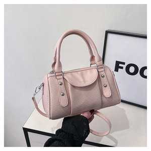 Makroansicht der rosa Boston-Tasche mit Webstruktur und silbernen Metallnieten-Details
