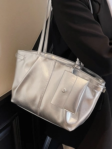 Sac fourre-tout argenté minimaliste avec petit porte-monnaie assorti pour le trajet quotidien