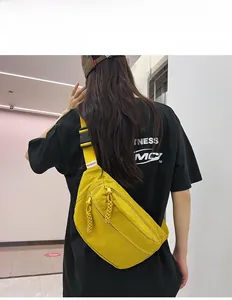 Dettaglio della borsa pettorale in nylon giallo con cerniere e cordini intrecciati