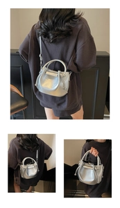Silberne Metallic-Beuteltasche mit Falten, gezeigt als Handtasche und Umhängetasche