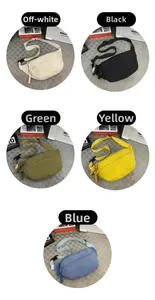 Dettaglio di borse a tracolla sportive in nylon nei colori bianco, nero, verde e blu