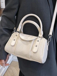 Minimalistische beige Kissentasche mit Webstruktur und Tragegriffen für Damen