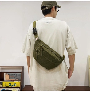 Dettaglio della borsa a tracolla verde militare con tessuto impermeabile e fibbia
