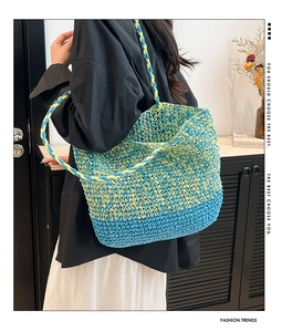 Gros plan d'un sac à bandoulière tissé de couleurs contrastées aux textures bohèmes