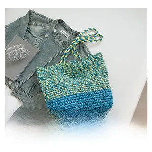 Détails de la texture tissée bicolore et des poignées tressées de ce sac à main chic