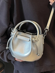 Silberne Falten-Beuteltasche aus Metallic-Kunstleder mit Henkel und Gurt für Damen