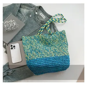 Détail de sac cabas tissé main aux couleurs contrastées bleu vif et jaune vert pour l'été
