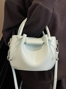 Minimalistische mintgrüne Plissee-Eimertasche mit gedrehten Griffen und Riemen