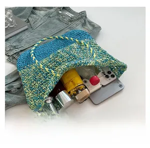 Intérieur spacieux du sac tissé montrant la capacité pour parapluie, téléphone et maquillage