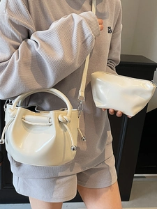 Schicke weiße Beuteltasche im Set mit Knotengriff und glänzendem Öl-Wachs-Finish