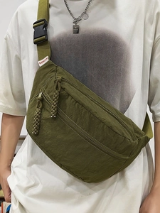 Marsupio a tracolla in nylon verde militare con trama impermeabile e zip intrecciate