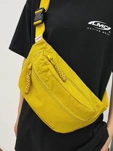 Borsa a tracolla minimalista in nylon giallo con cerniere intrecciate e fibbia in plastica