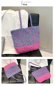 Détail montrant la texture tissée contrastée rose et bleu du sac cabas d'été