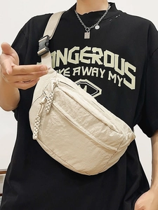 Marsupio minimalista in nylon beige con texture stropicciata e dettaglio zip intrecciato