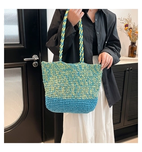 Détail du sac cabas tissé à la main avec un design tricolore bleu, jaune et vert vif