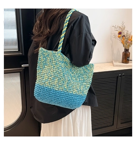 Vue détaillée de la texture tissée contrastée de ce sac d'été bleu et vert en bandoulière