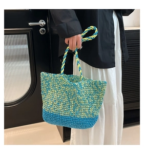 Détail du sac cabas tissé en blocs de couleurs avec anses torsadées et texture faite main