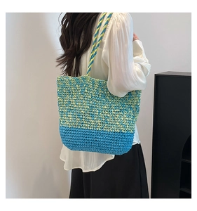 Détail du tissage bicolore bleu et vert fait main sur ce sac fourre-tout de vacances