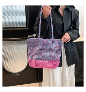 Détail du sac cabas tissé contrasté rose et bleu avec doubles bretelles tressées