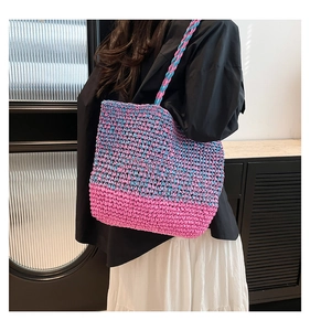 Détail du sac au crochet rose et bleu montrant la texture tressée et la bandoulière