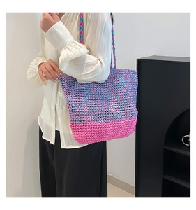 Détail du sac tissé rose et bleu montrant le motif de crochet contrasté coloré
