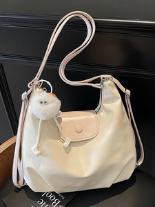 Sac Cabas de Grande Capacité en Cuir PU Métallique Mode Multi-usages Épaule Sac à Dos Urbain Décontracté Sac à Main pour Femme Avec Pendentif