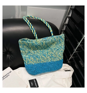 Vue détaillée du sac cabas en paille tressée avec design contrasté jaune et bleu vif