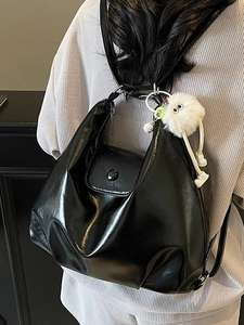 Sac fourre-tout noir brillant avec breloque peluche et sangles polyvalentes