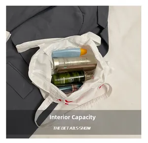 Vue intérieure du sac fourre-tout en toile blanche montrant la grande capacité de rangement