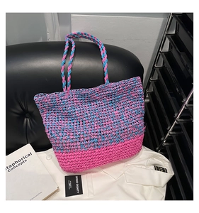 Détail du sac cabas tissé rose et bleu roi avec des textures faites à la main