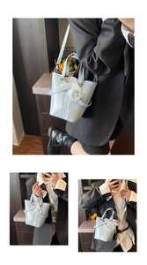 Vue détaillée du sac seau bleu clair avec breloque en dentelle de perles et cuir ciré