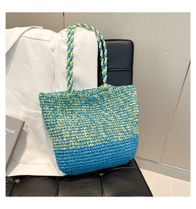 Détail du sac cabas tissé à la main aux couleurs contrastées sur cuir noir