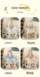 Détail de sacs fourre-tout en toile blanc, kaki, bleu et rose avec poche ours mignonne