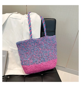 Vue détaillée du tissage bicolore rose et bleu d'un sac porté épaule contrasté