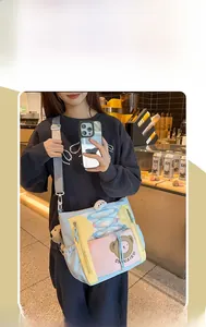 Détail du sac cabas mignon avec motif d'ours et large bandoulière en situation