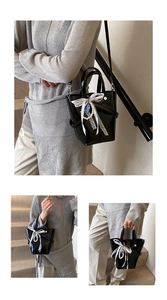 Vue détaillée du sac seau noir en cuir ciré avec nœud en dentelle et perles