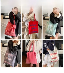 Vue détaillée du sac cabas en toile montrant le texte imprimé et diverses couleurs