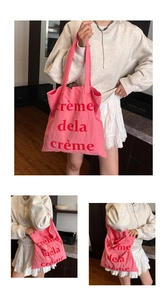 Détail du cabas en toile rose avec l'imprimé rouge crème de la crème pour femmes