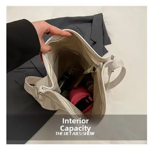 Vue détaillée de la grande capacité interne et de la poche zippée du sac fourre-tout