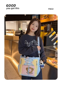 Détail du sac cabas en patchwork pastel avec motif d'ours et pendentifs en peluche